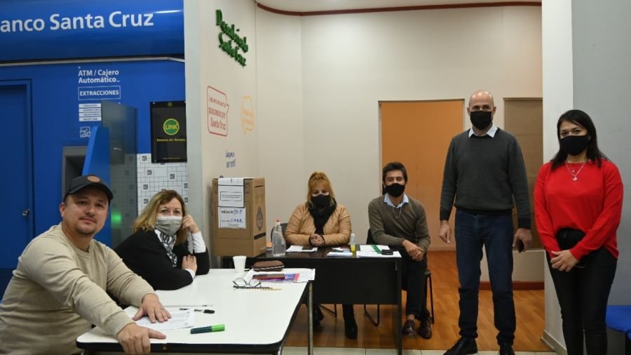 Afiliadxs a la Caja de Servicios Sociales votan en la Casa de Santa Cruz