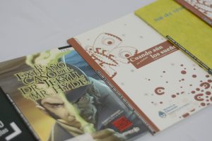 Entrega de kit de libros y películas para bibliotecas de penales provinciales