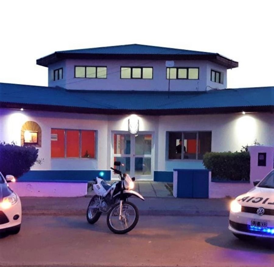 Policías socorrieron a un hombre que amenazó con arrojarse al río Santa Cruz