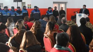 Se realizó la entrega de uniformes a Policías de Puerto Santa Cruz