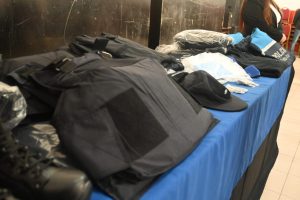Se realizó la entrega de uniformes a Policías de Puerto Santa Cruz