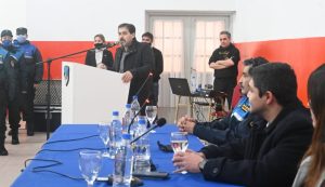Se realizó la entrega de uniformes a Policías de Puerto Santa Cruz