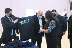 Seguridad entregó uniformes a la Policía de Santa Cruz en Comandante Piedra Buena