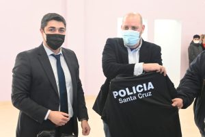 Seguridad entregó uniformes a la Policía de Santa Cruz en Comandante Piedra Buena