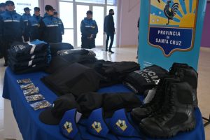 Seguridad entregó uniformes a la Policía de Santa Cruz en Comandante Piedra Buena