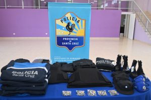 Seguridad entregó uniformes a la Policía de Santa Cruz en Comandante Piedra Buena