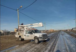Servicios Públicos asiste a familias e instala luminarias en barrios de Río Gallegos