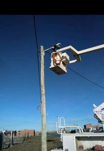 Servicios Públicos asiste a familias e instala luminarias en barrios de Río Gallegos