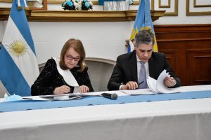 Alicia firmó el acuerdo histórico con YPF y se anunció el plan de inversión 2022