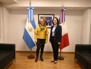 Alicia firmó convenio para enseñar el idioma francés en las escuelas de Santa Cruz