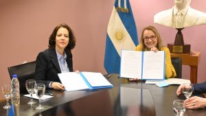 Alicia firmó convenio para enseñar el idioma francés en las escuelas de Santa Cruz