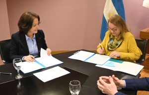 Alicia firmó convenio para enseñar el idioma francés en las escuelas de Santa Cruz