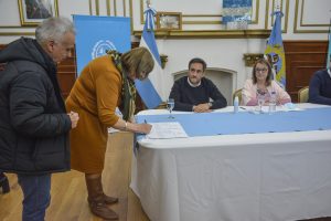 Alicia encabezó la firma de acta para reparación histórica a Santa Cruz
