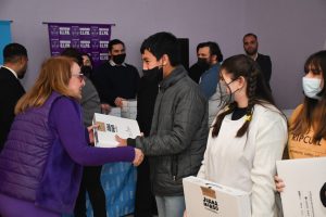 Alicia encabezó acto de firma de convenio y entrega de insumos tecnológicos en Piedra Buena