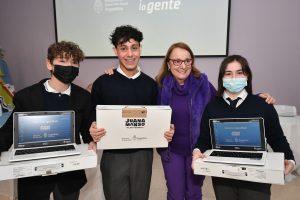 Alicia encabezó acto de firma de convenio y entrega de insumos tecnológicos en Piedra Buena