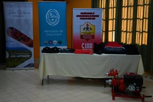 El Gobierno realizó la entrega de uniformes y motobomba para el personal de Los Antiguos