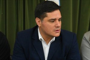 El Gobierno realizó la entrega de uniformes y motobomba para el personal de Los Antiguos