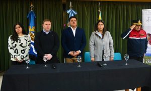 El Gobierno realizó la entrega de uniformes y motobomba para el personal de Los Antiguos
