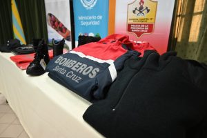 El Gobierno realizó la entrega de uniformes y motobomba para el personal de Los Antiguos