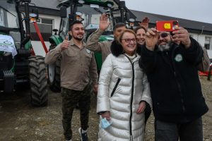 Alicia encabezó la presentación de la nueva maquinaria agrícola