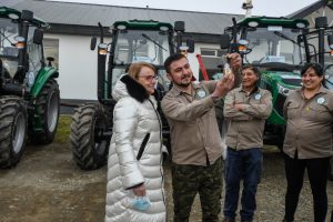 Alicia encabezó la presentación de la nueva maquinaria agrícola