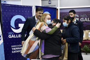 Alicia participó del acto de adjudicación de tierras fiscales a vecinos y vecinas de Río Gallegos