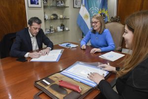 Alicia firmó las escrituras de propiedad de tres estancias de la provincia