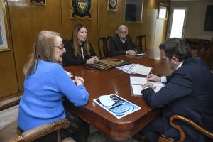 Alicia firmó las escrituras de propiedad de tres estancias de la provincia