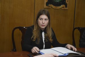 Alicia firmó las escrituras de propiedad de tres estancias de la provincia