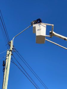 Servicios Públicos realiza la instalación de iluminación LED en barrios de 28 de Noviembre