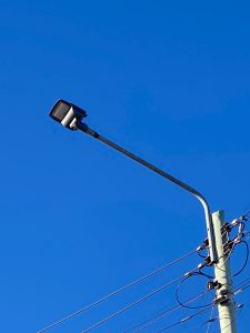 Servicios Públicos realiza la instalación de iluminación LED en barrios de 28 de Noviembre