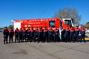 El Gobierno de Santa Cruz entregó una autobomba 0 km a Puerto San Julián