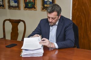 Alicia concretó la firma para la compra de un nuevo avión sanitario