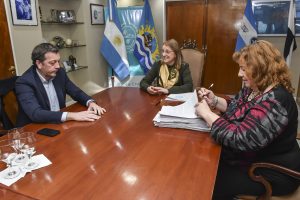 Alicia concretó la firma para la compra de un nuevo avión sanitario