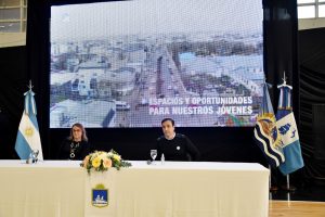 Alicia participó del acto en la entrega de licencias de conducir a jóvenes