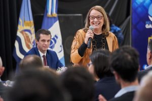 Hechos Para Crecer: Alicia presentó el plan de obras de servicios para Santa Cruz
