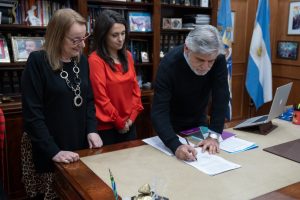 El Gobierno firmó la carta para el diseño del plan quinquenal de Ciencia y Tecnología con Nación