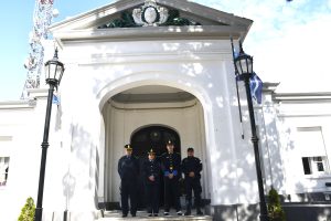 Alicia recibió a efectivos policiales que asistieron a una madre a punto de dar a luz