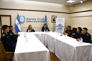 Alicia recibió a efectivos policiales que asistieron a una madre a punto de dar a luz