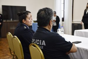 Alicia recibió a efectivos policiales que asistieron a una madre a punto de dar a luz