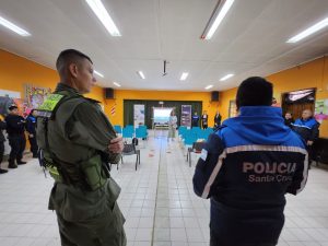 El personal de las fuerzas de seguridad ofició como anfitrión turístico en Los Antiguos