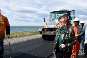 Alicia recorrió la obra de la nueva autovía Caleta Olivia -Comodoro Rivadavia
