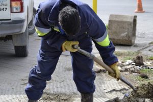 Servicios Públicos cambió válvula para modernizar la red de agua en Río Gallegos