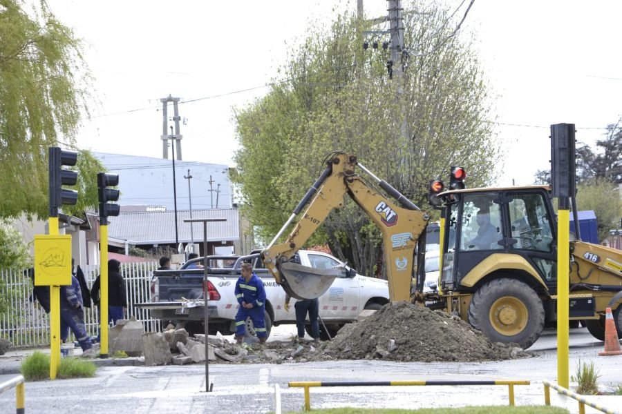 Servicios Públicos cambió válvula para modernizar la red de agua en Río Gallegos