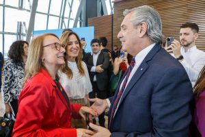 Alicia estuvo presente en el lanzamiento del Plan de Conectividad Satelital en el CCK