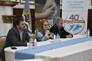 Alicia encabezó la apertura de sobres para la nueva toma de agua en Río Gallegos
