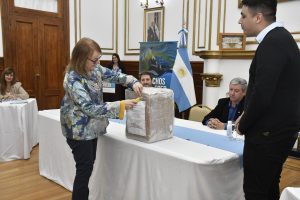 Alicia encabezó la apertura de sobres para la nueva toma de agua en Río Gallegos