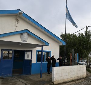 Honor y respeto: se izó la Bandera Nacional en las dependencias policiales