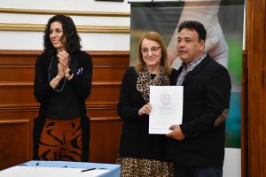 Alicia encabezó la firma de convenio y presentación del programa “Santa Cruz Abraza”