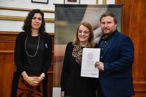 Alicia encabezó la firma de convenio y presentación del programa “Santa Cruz Abraza”